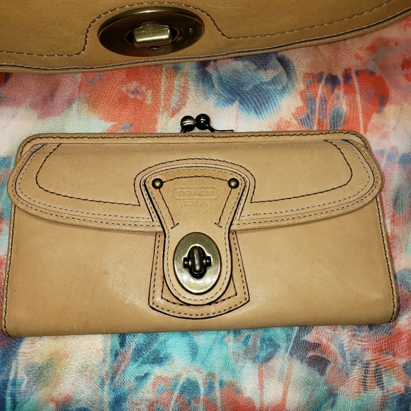 PRICE FIRM COACH LEGACY BAG & WALLET LEATHER SET. - Picture 4 of 16